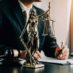 Legal professional in court handling a Workers’ Compensation lawsuit - Leep Tescher Helfman and Zanze